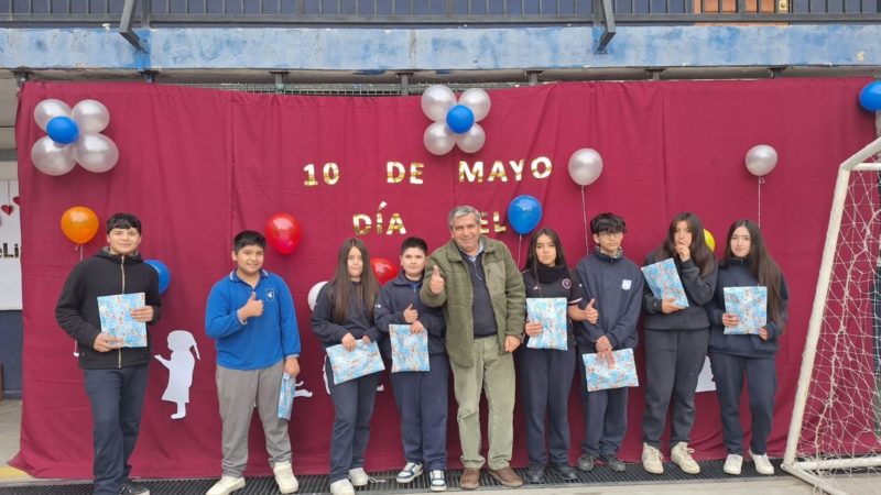 RECONOCIMIENTO A ESTUDIANTES   EN EL DÍA DEL ESTUDIANTE